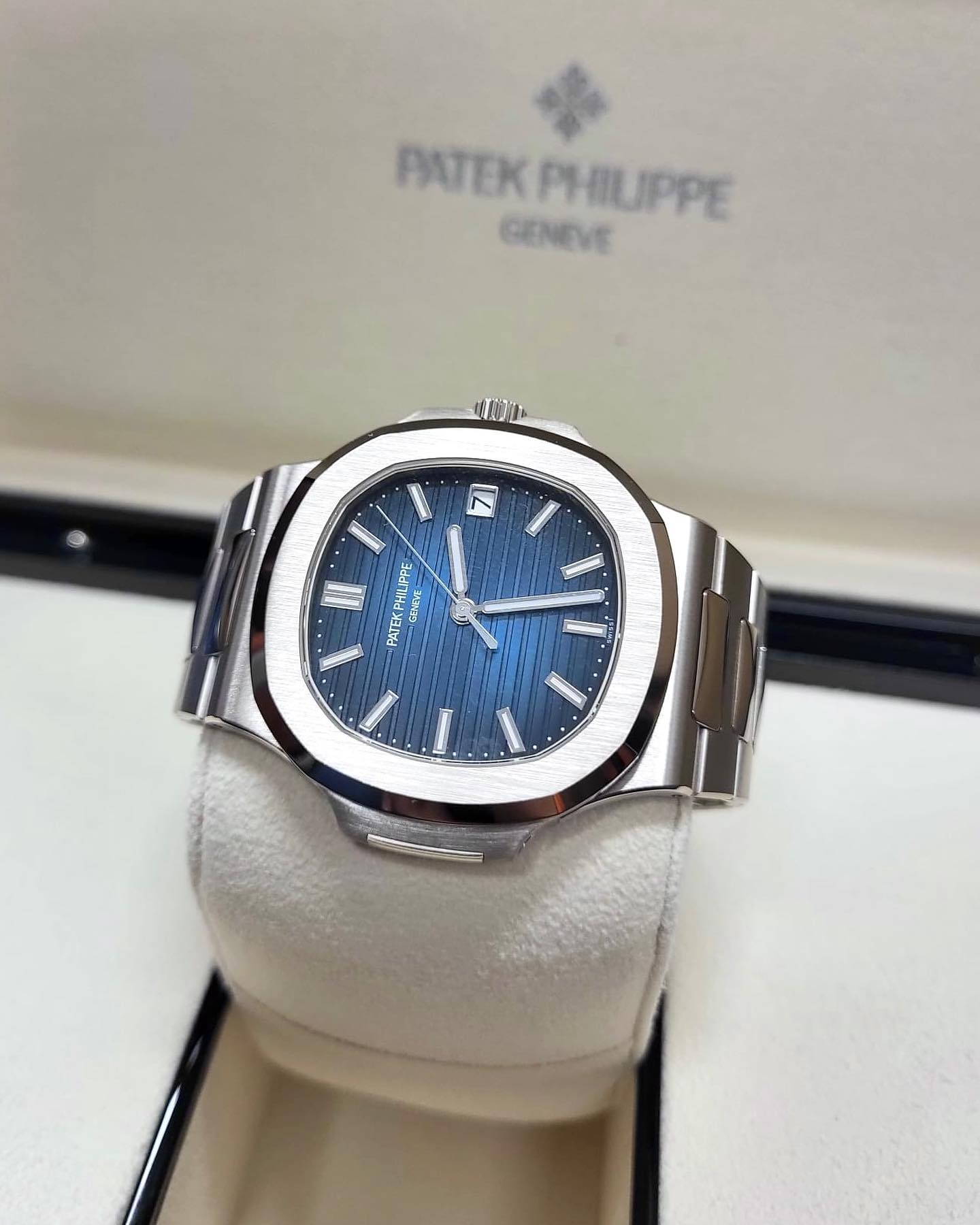 PATEK PHILIPPE 5811/1G
NAUTILUS